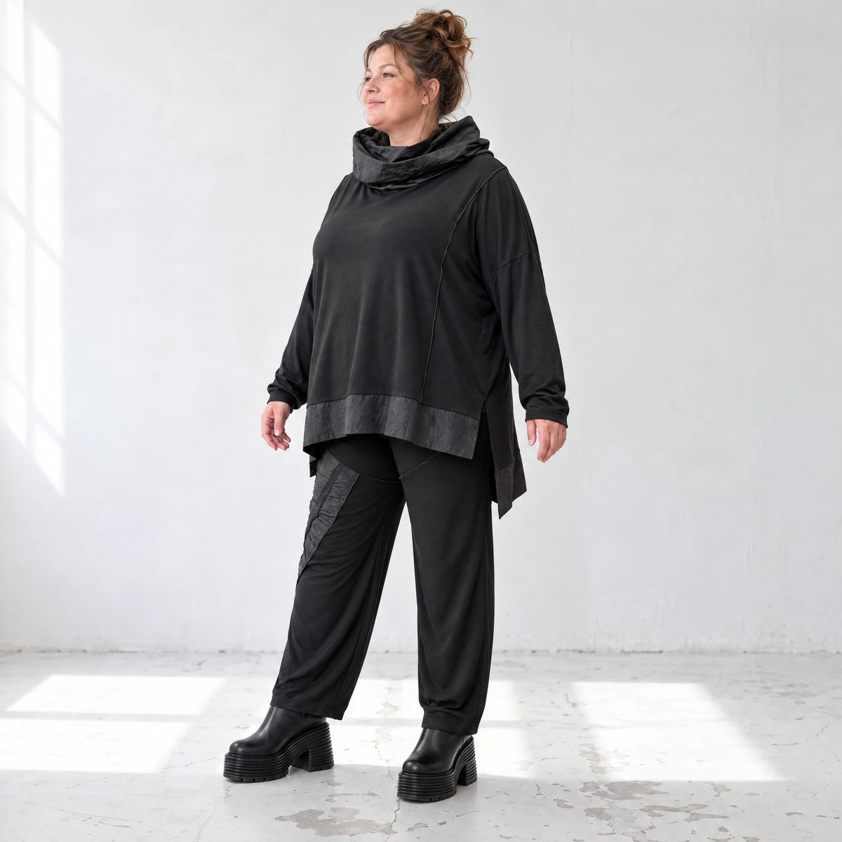 Rollkragenshirt aus weichem Viskosejersey mit Elasthan im Vokuhilaschnitt Basicteil