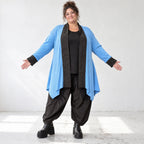 Blauer Baumwollstrick Cardigan in A-Linie mit Memorytaft und leichter Glockenform