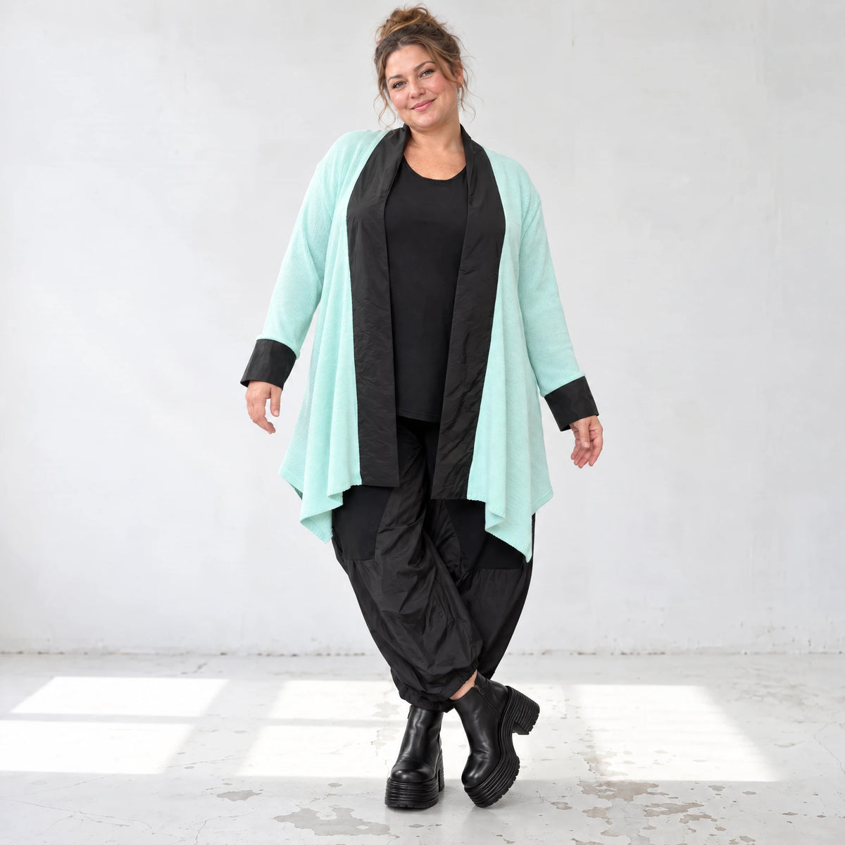 Strickcardigan aus reiner Baumwolle in Glockenform mit Stehkragen und Seitentaschen