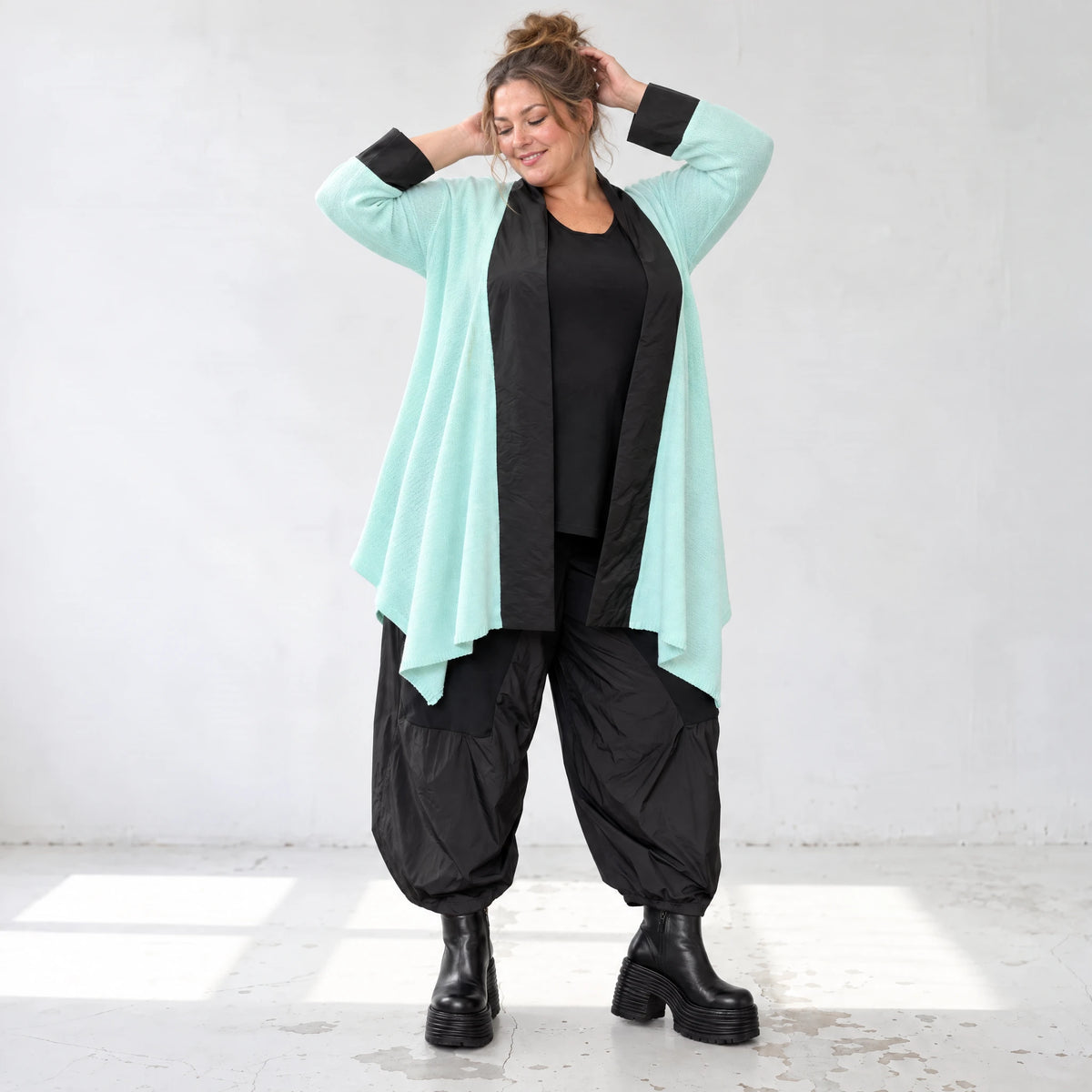Strickcardigan aus reiner Baumwolle in Glockenform mit Stehkragen und Seitentaschen
