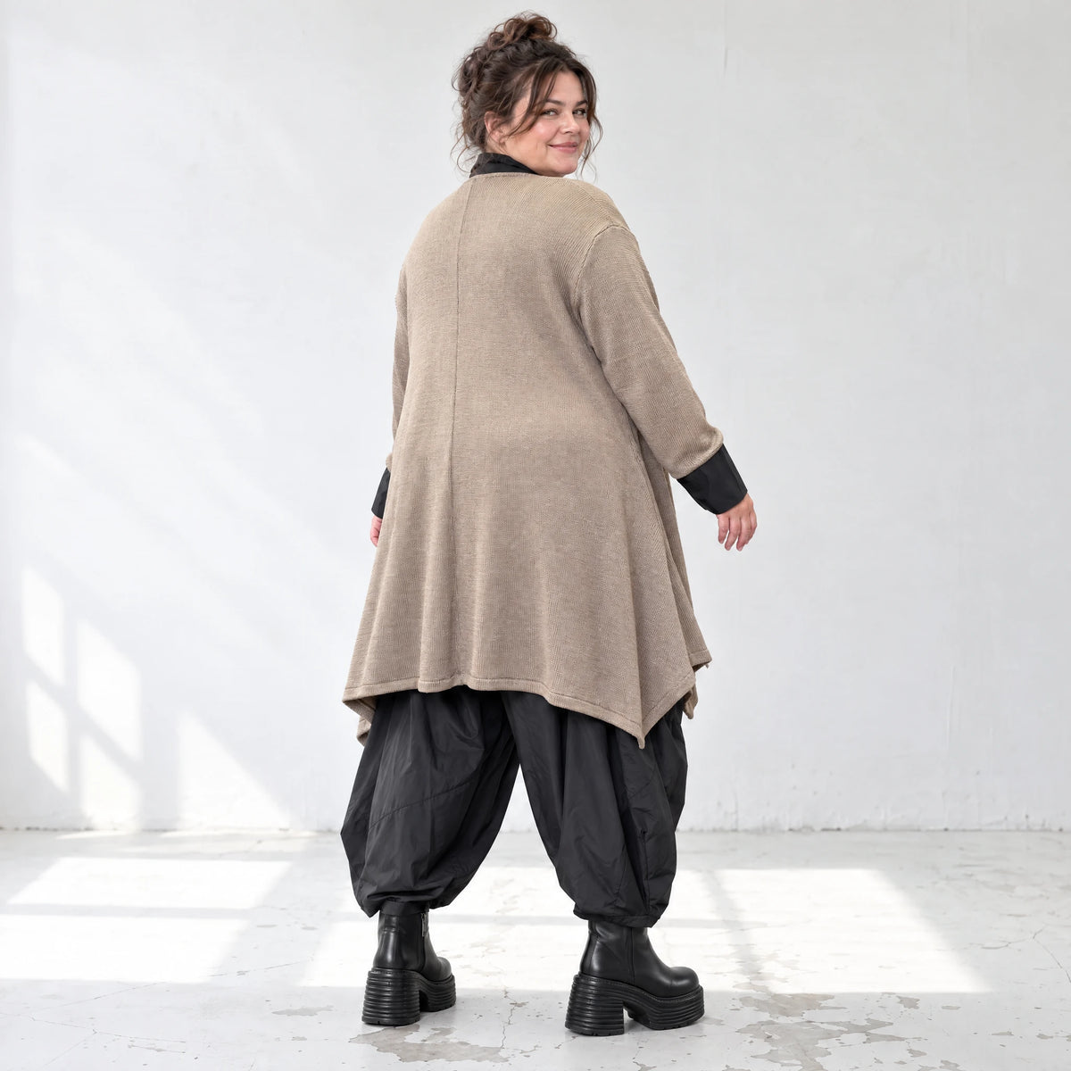 Cardigan aus Baumwolle in Taupe mit Stehkragen A-Linie und Seitentaschen offen leicht