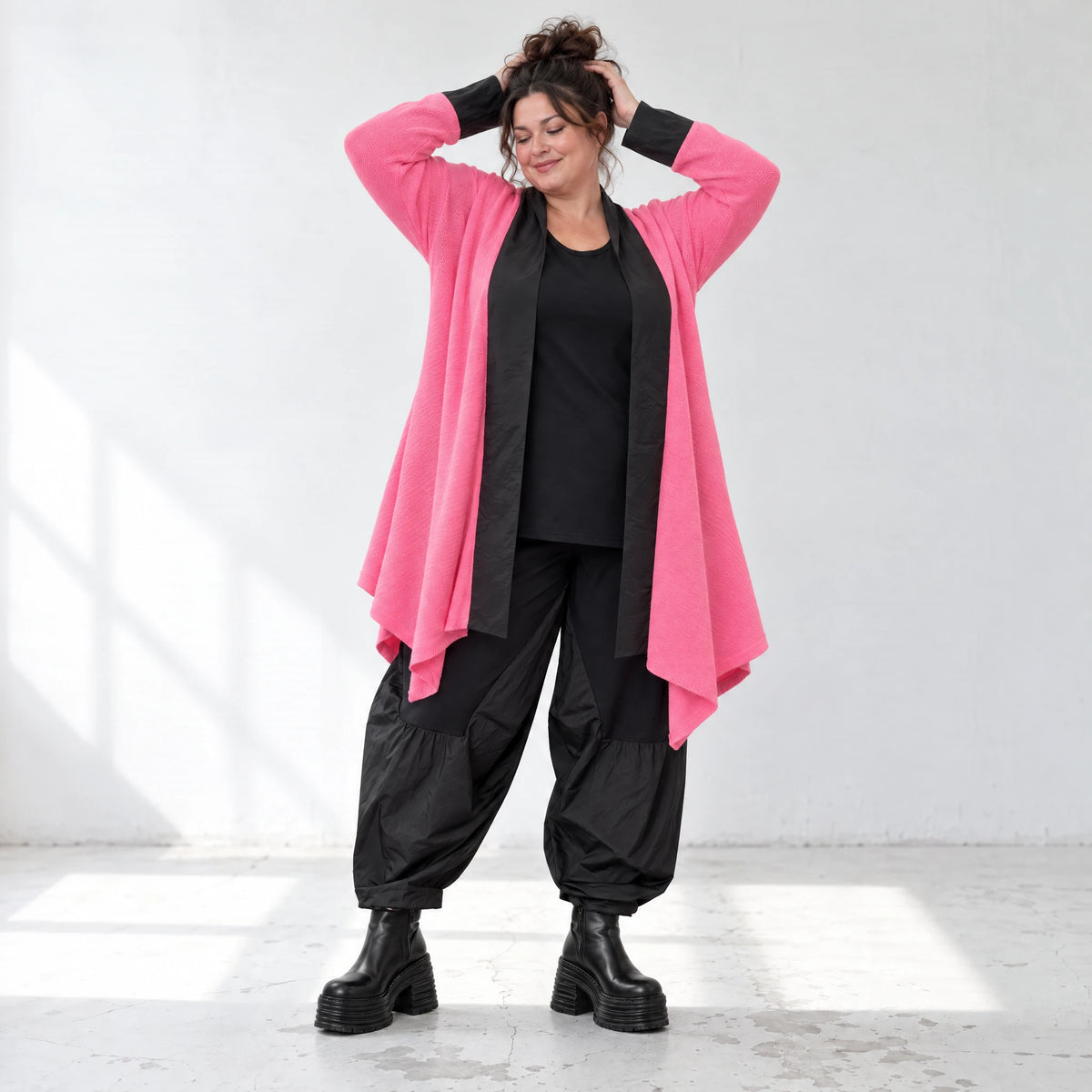 Zartpinker Strickcardigan in A-Linie mit Stehkragen langen Ärmeln und Seitennahttaschen