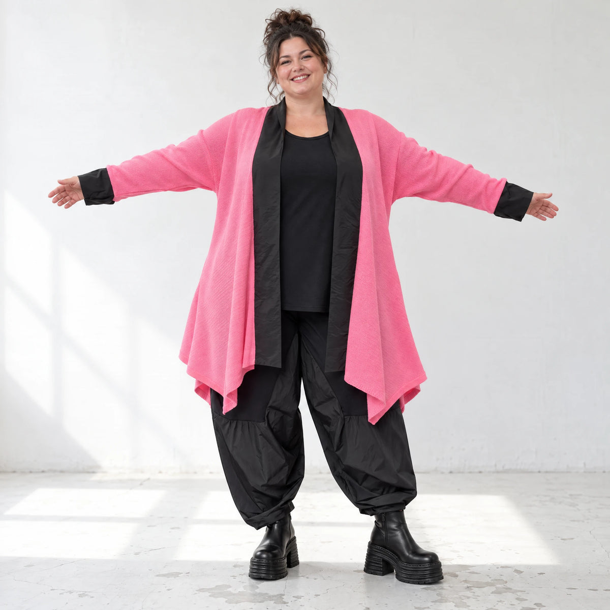 Zartpinker Strickcardigan in A-Linie mit Stehkragen langen Ärmeln und Seitennahttaschen