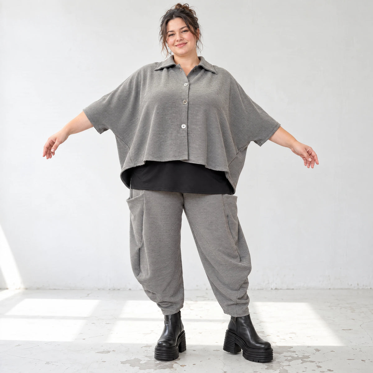 Hemdbluse in Dunkelgrau aus Ribbstoff mit Stretch und Hemdkragen im gerundeten Schnitt