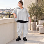 Graue Bluse aus weichem Ribbstoff mit Hemdkragen und gerundetem Saum für kalte Wintertage