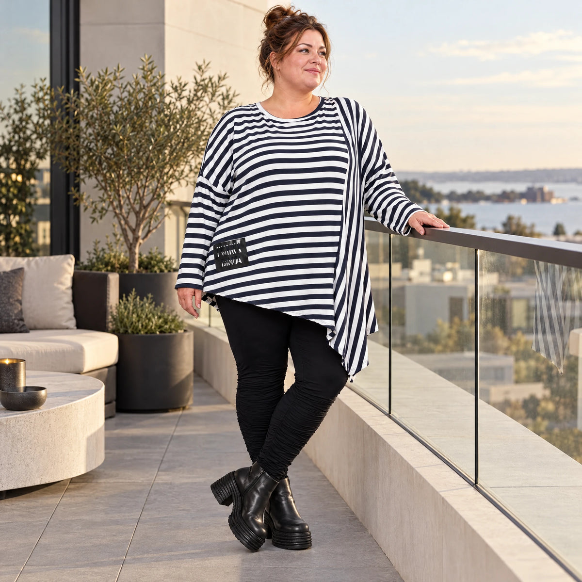 Langarmshirt in Dunkelblau/Weiß aus weichem Stretchjersey mit asymmetrischem Zipfelsaum