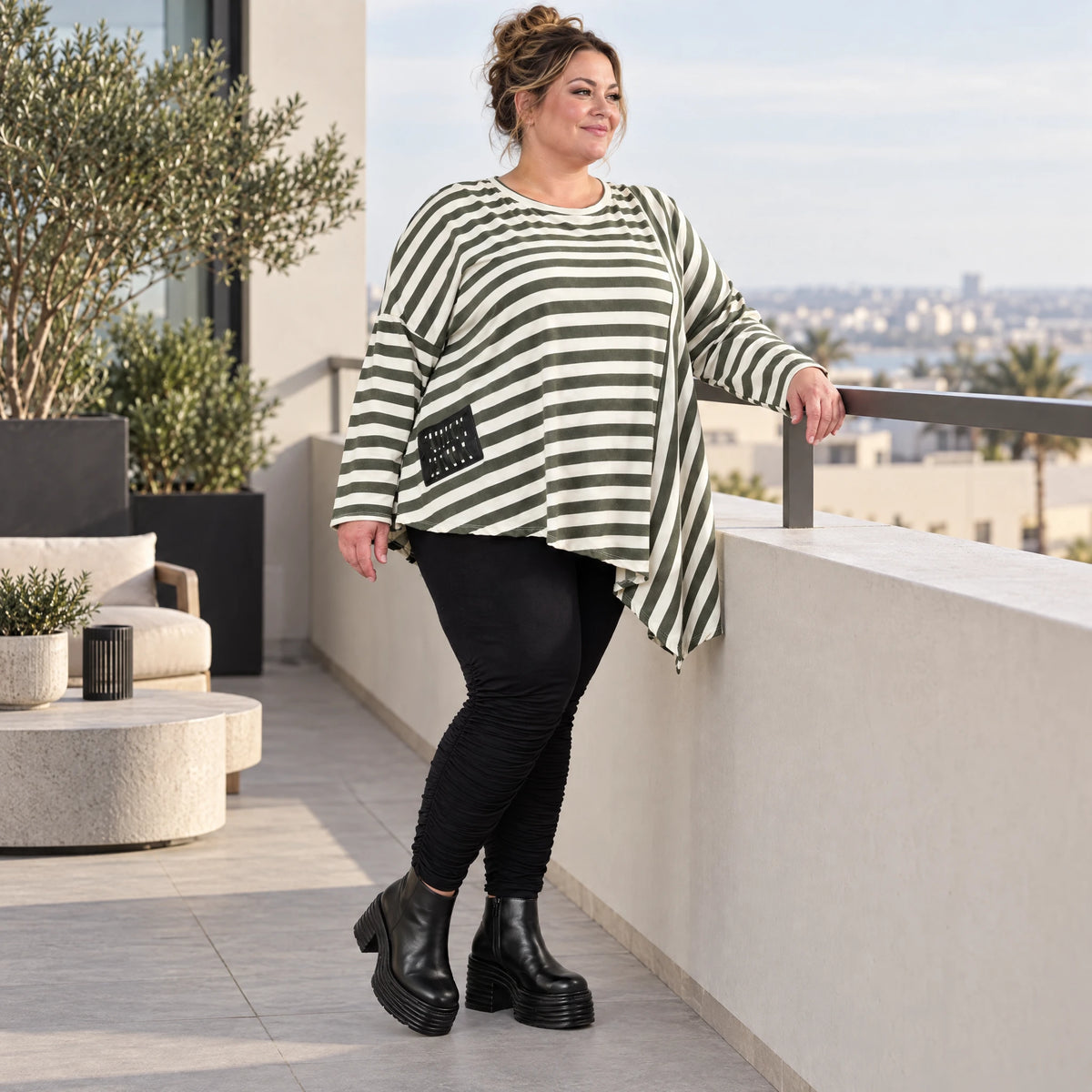 Langarmshirt in Creme/Dunkelgrün mit asymmetrischem Zipfelsaum aus weichem Stretchjersey