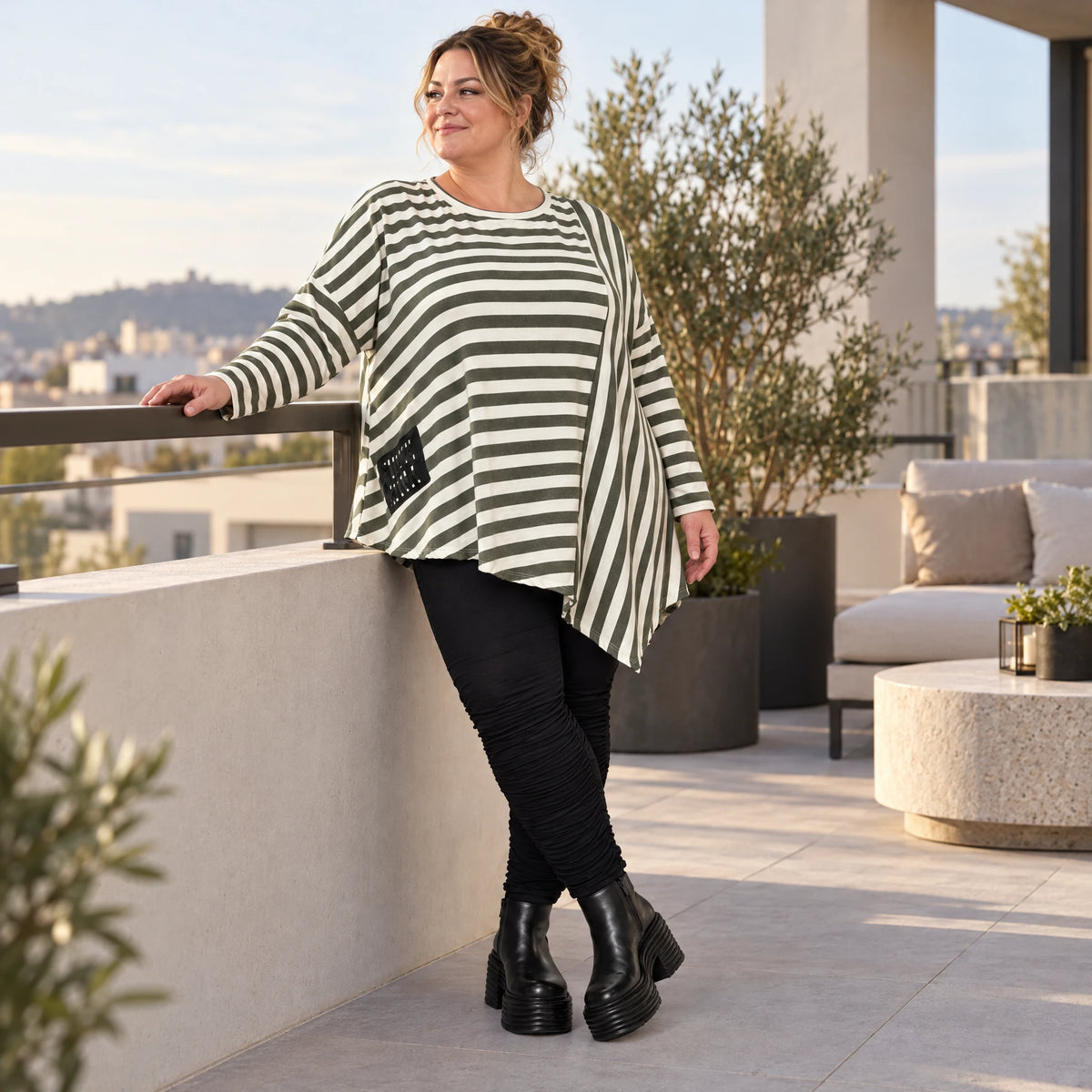 Langarmshirt in Creme/Dunkelgrün mit asymmetrischem Zipfelsaum aus weichem Stretchjersey
