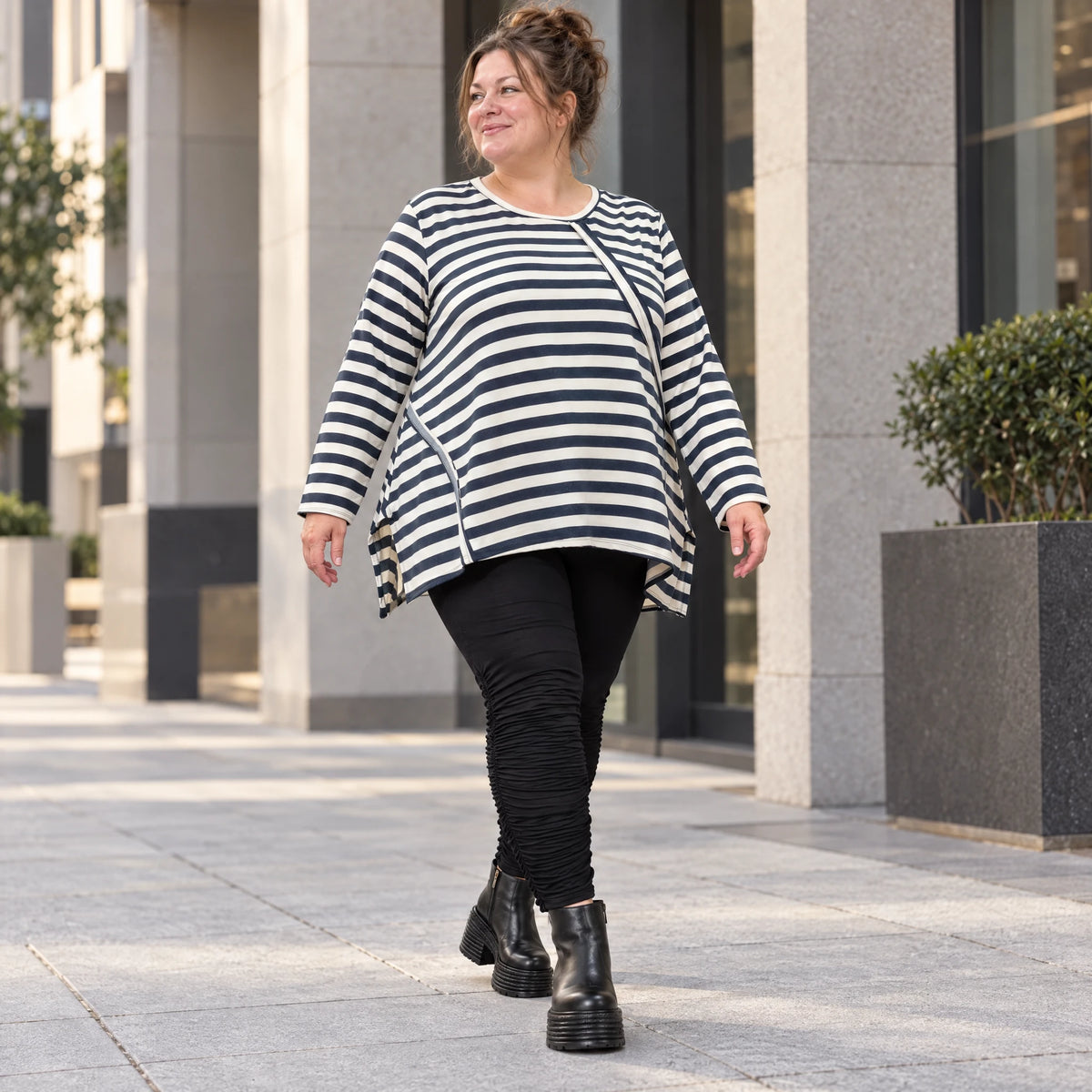 Langarmshirt in Creme/Dunkelblau mit A-Linie aus weichem Stretchjersey und Schlitzen