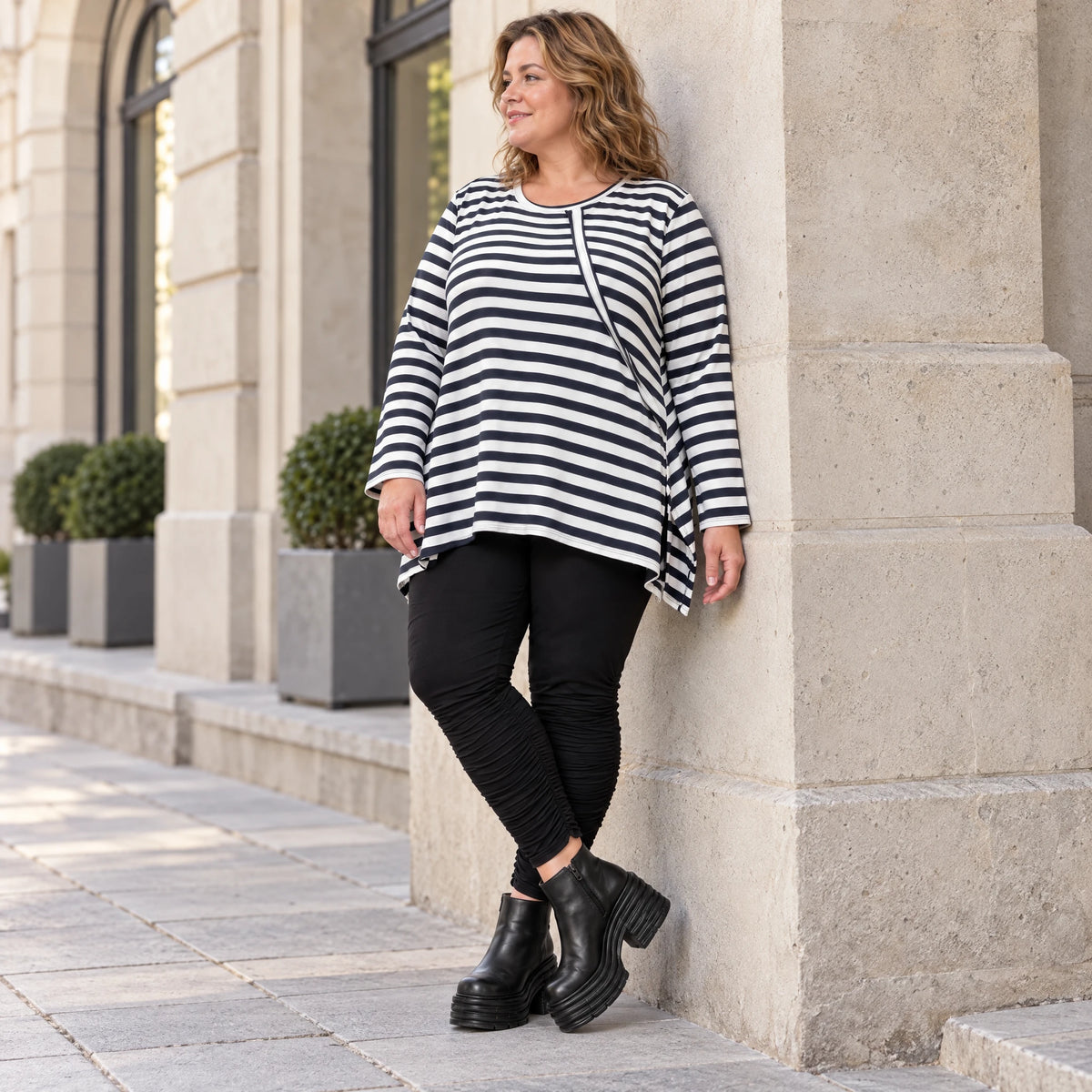 Langarmshirt Dunkelblau/Weiß aus weichem Stretchjersey in A-Linie mit Seitenschlitzen