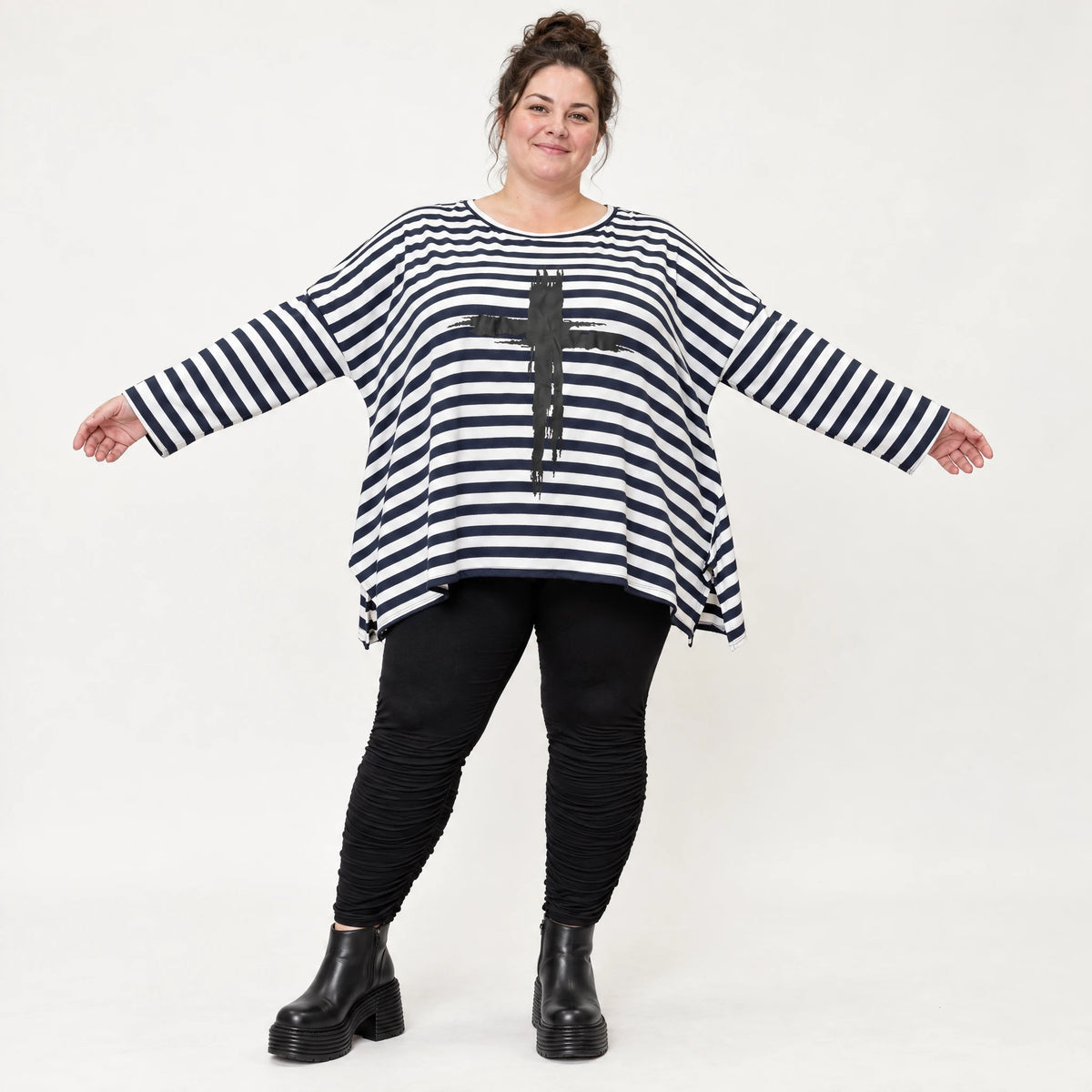 Langarmshirt in Dunkelblau/Weiß aus weichem Stretchjersey in A-Linie mit Seitenschlitzen