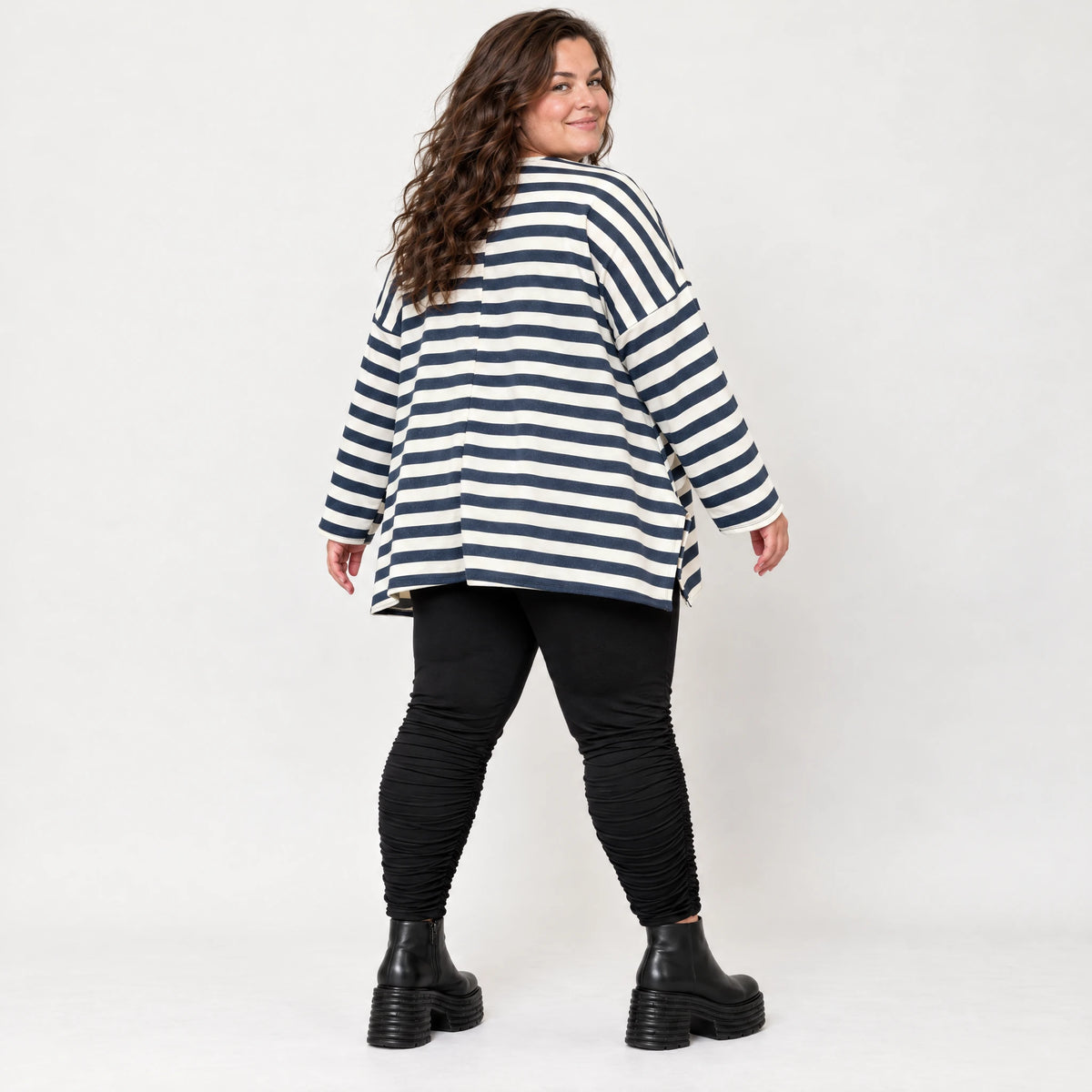 Langarmshirt in A-Linie aus Stretchjersey in Creme/Dunkelblau mit seitlichen Schlitzen