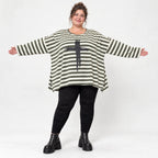 Langarmshirt Creme/Dunkelgrün aus Stretchjersey in lockerer A-Linie mit Seitenschlitzen