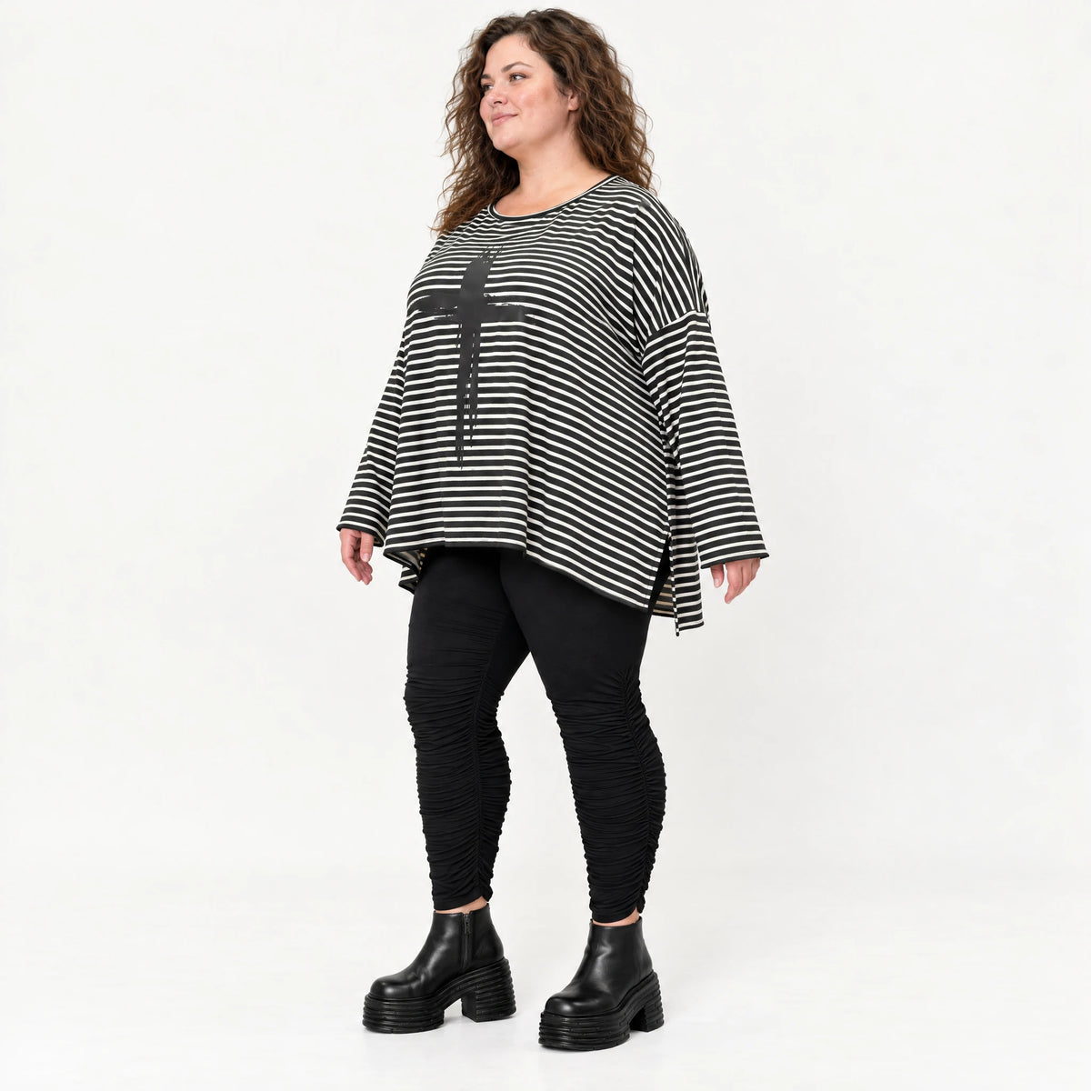 Langarmshirt in Schwarz/Weiß aus Stretchjersey mit A-Linie und seitlichen Schlitzen