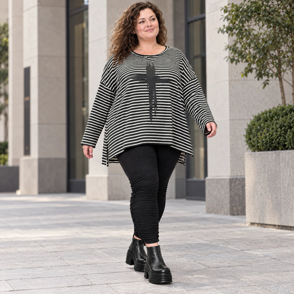 Langarmshirt in Schwarz/Weiß aus Stretchjersey mit A-Linie und seitlichen Schlitzen