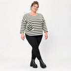 Shirt in Creme/Dunkelgrün aus weichem Stretchjersey mit 7/8-Arm und aufgesetzten Taschen