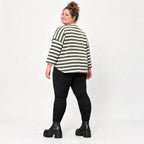 Shirt in Creme/Dunkelgrün aus weichem Stretchjersey mit 7/8-Arm und aufgesetzten Taschen