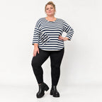 Shirt aus weichem Stretchjersey in Creme/Dunkelblau mit 7/8-Arm und aufgesetzten Taschen