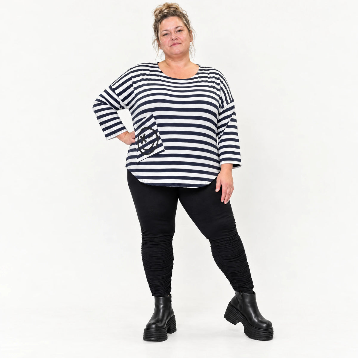 Shirt in Dunkelblau/Weiß aus weichem Stretchjersey mit 7/8-Arm und gerundeter Schnittform