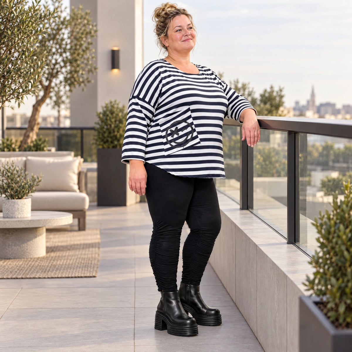 Shirt in Dunkelblau/Weiß aus weichem Stretchjersey mit 7/8-Arm und gerundeter Schnittform