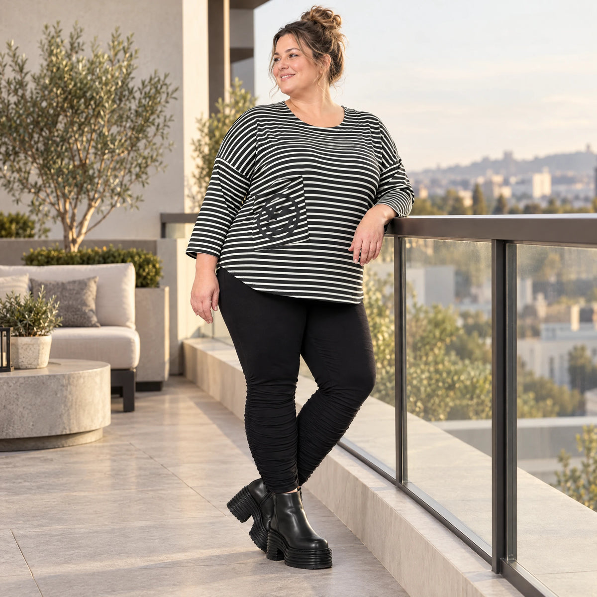 Shirt aus weichem Stretchjersey in Schwarz/Weiß mit 7/8-Arm und gerundetem Schnitt