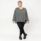 Langarmshirt in Schwarz/Weiß mit kastigem Schnitt und V-Ausschnitt aus Stretchjersey