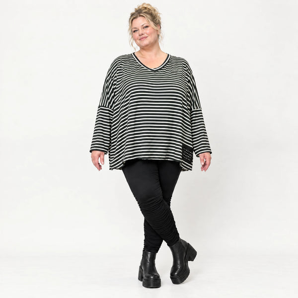 Langarmshirt in Schwarz/Weiß mit kastigem Schnitt und V-Ausschnitt aus Stretchjersey