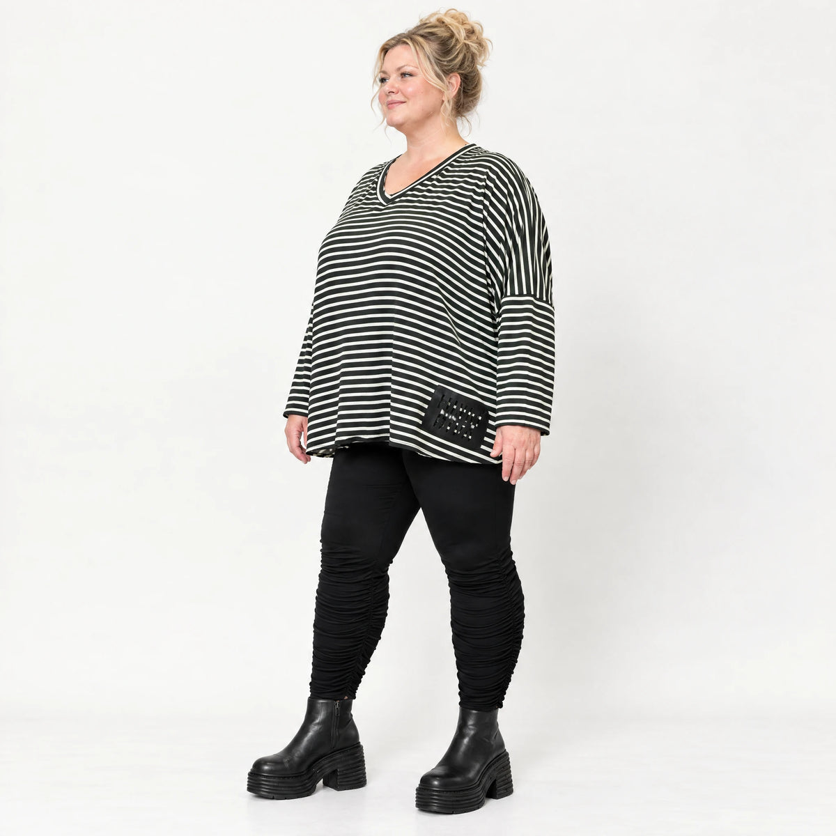 Langarmshirt in Schwarz/Weiß mit kastigem Schnitt und V-Ausschnitt aus Stretchjersey