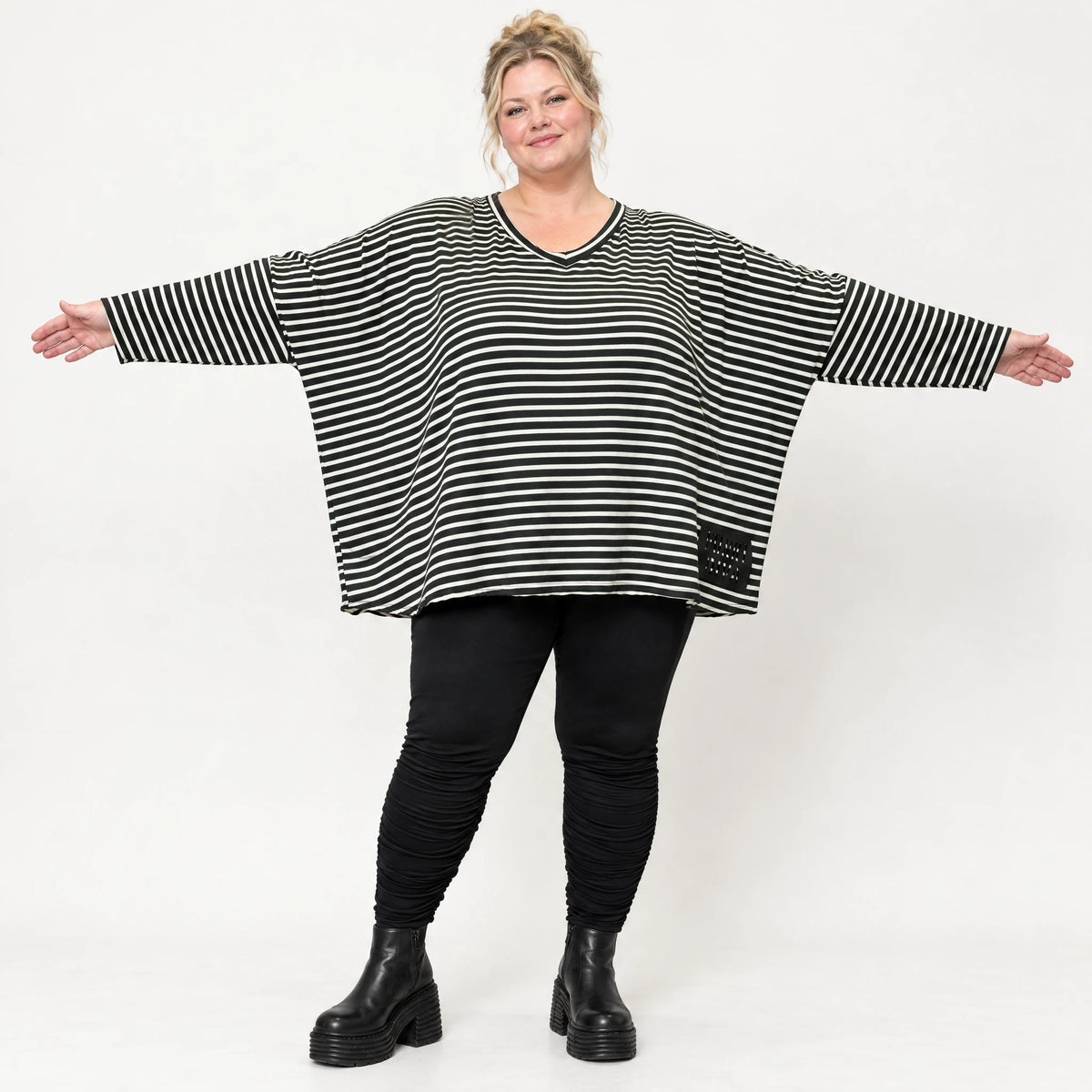Langarmshirt in Schwarz/Weiß mit kastigem Schnitt und V-Ausschnitt aus Stretchjersey