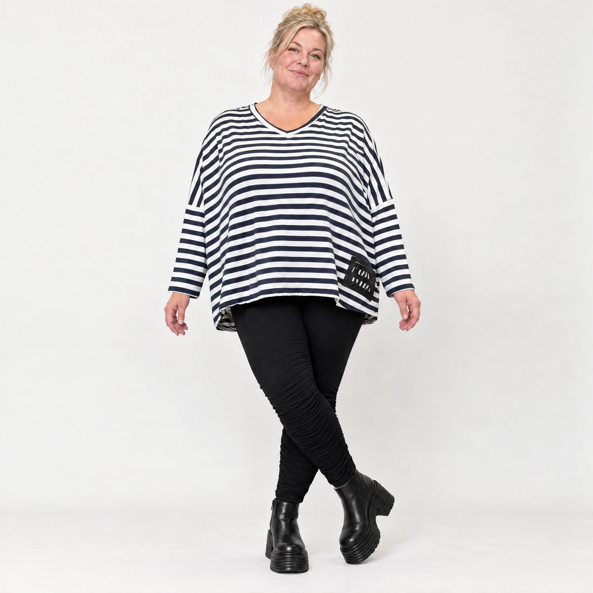 Langarmshirt in Dunkelblau/Weiß aus weichem Jersey mit V-Ausschnitt und kastiger Passform