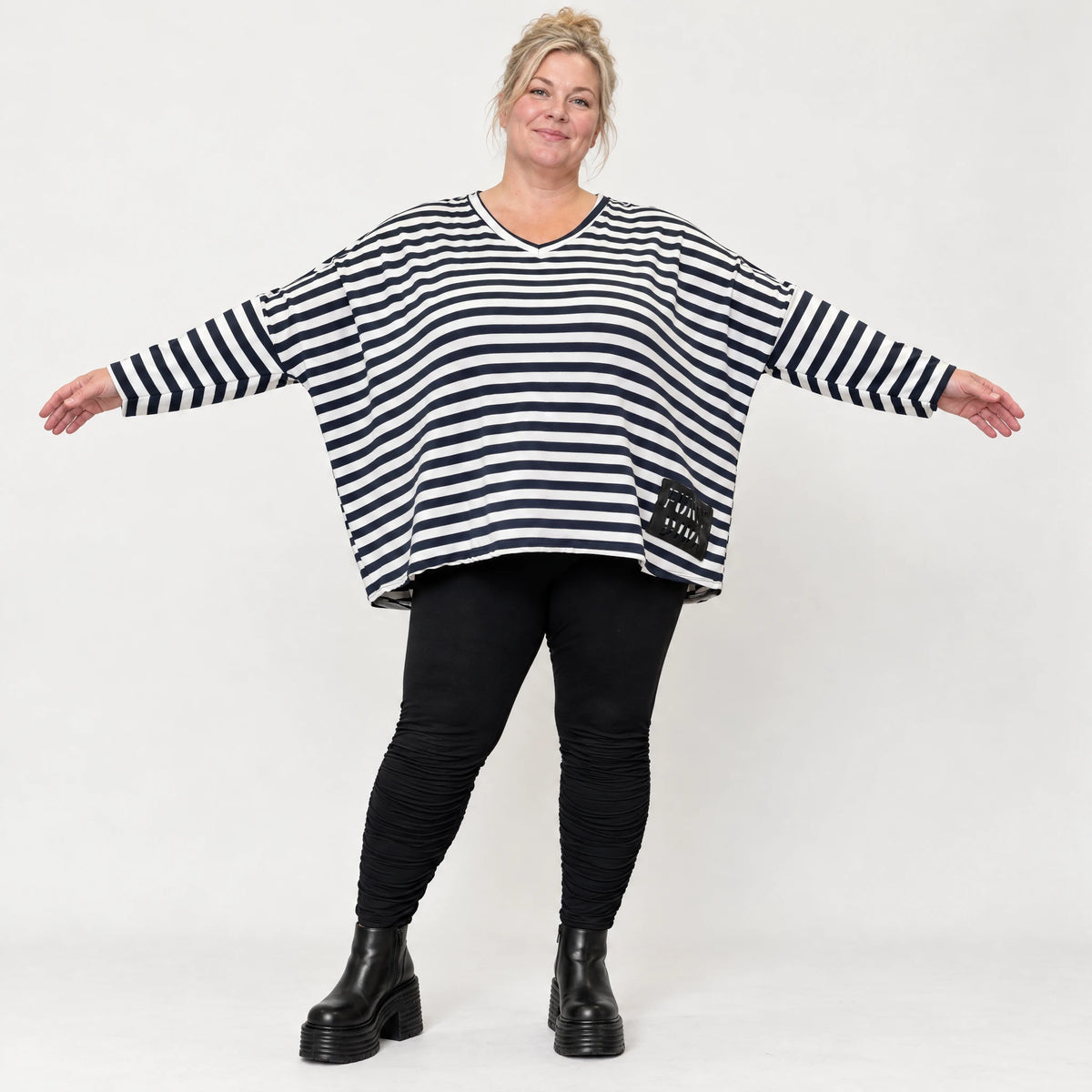 Langarmshirt in Dunkelblau/Weiß aus weichem Jersey mit V-Ausschnitt und kastiger Passform