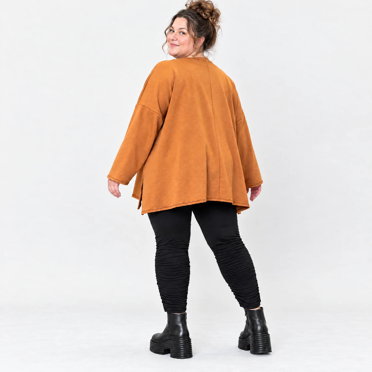 Braunes Langarmshirt mit fließender A-Linie und Rundhalsausschnitt aus Stretchjersey
