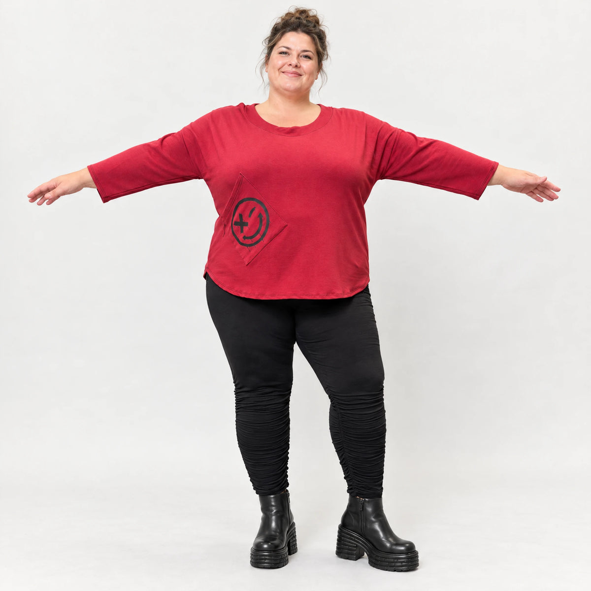 Rotes Shirt aus Stretchjersey mit Rundhalsausschnitt 7/8-Arm und aufgesetzten Taschen