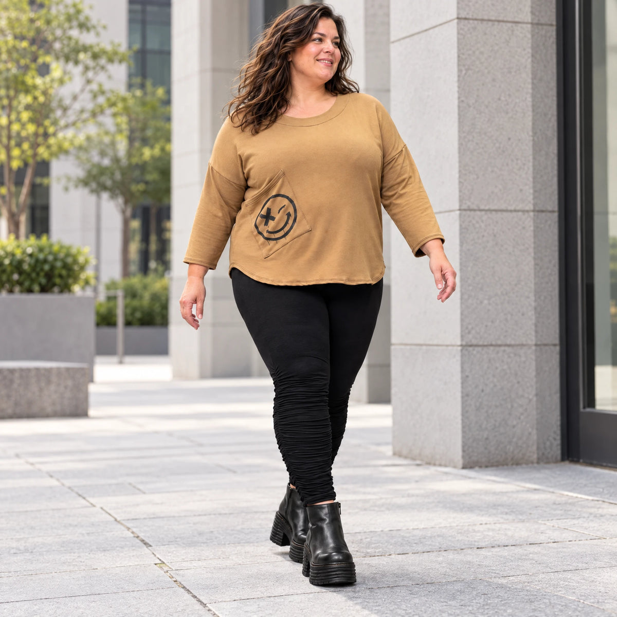 Basic Shirt in Camel aus weichem Stretchjersey mit 7/8-Arm und gerundeter Schnittform