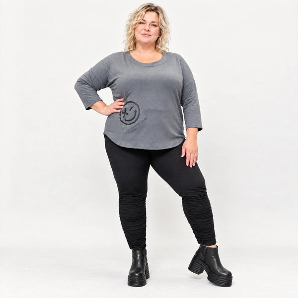 Weiches Shirt in Grau aus Stretchjersey mit gerundetem Schnitt und aufgesetzten Taschen