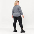 Weiches Shirt in Grau aus Stretchjersey mit gerundetem Schnitt und aufgesetzten Taschen