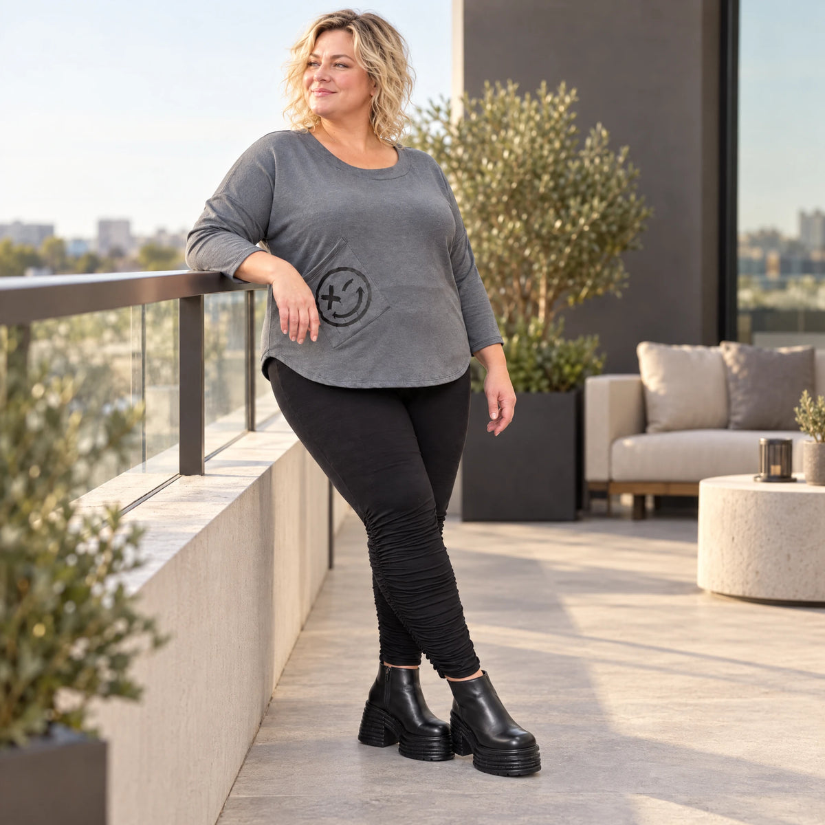 Weiches Shirt in Grau aus Stretchjersey mit gerundetem Schnitt und aufgesetzten Taschen