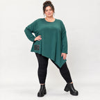 Langarmshirt in Dunkelgrün mit asymmetrischem Zipfelsaum aus feinem weichem Stretchjersey