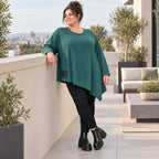 Langarmshirt in Dunkelgrün mit asymmetrischem Zipfelsaum aus feinem weichem Stretchjersey