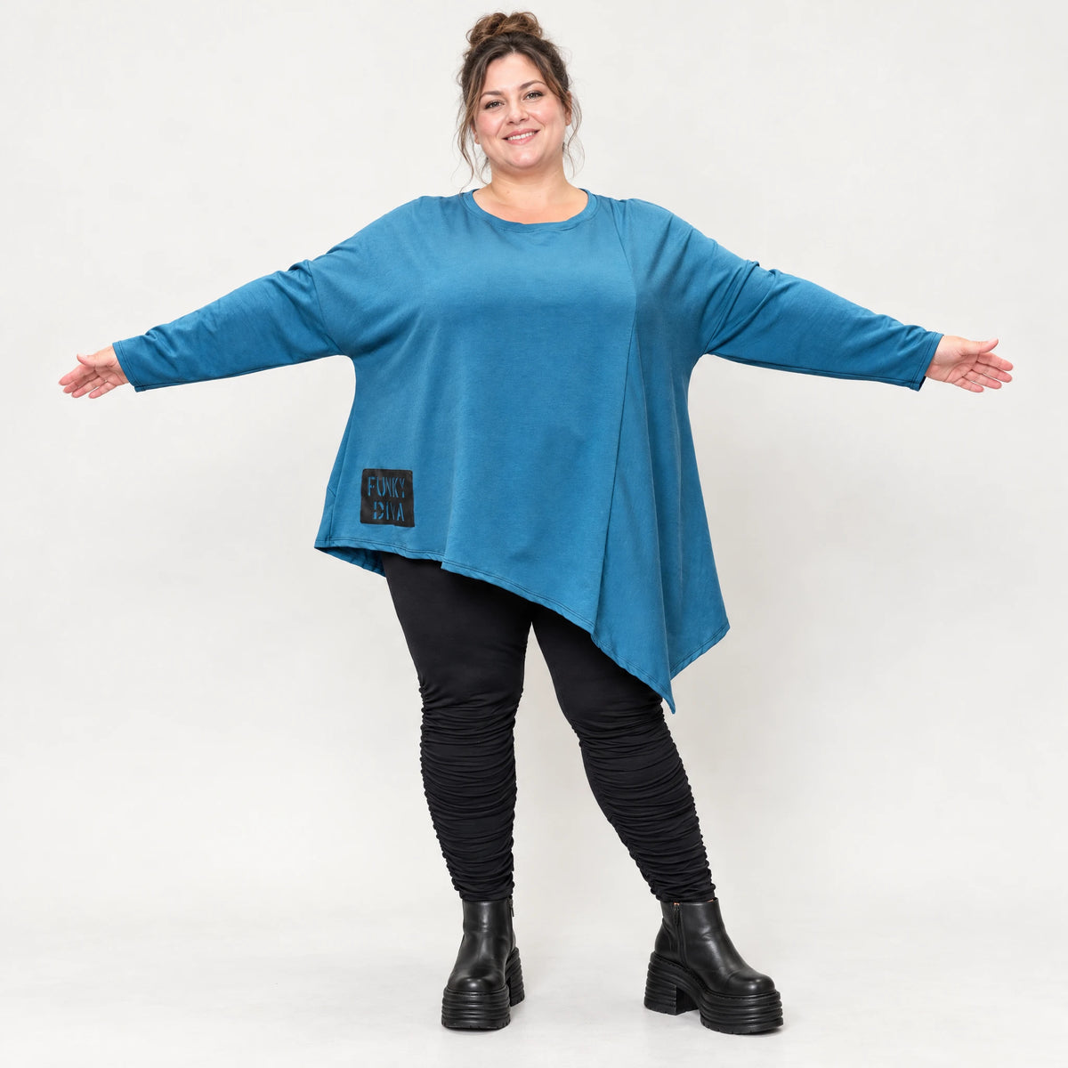 Blaues Langarmshirt mit asymmetrischem Zipfelsaum aus weichem Stretchjersey Made in Italy
