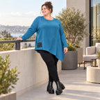 Blaues Langarmshirt mit asymmetrischem Zipfelsaum aus weichem Stretchjersey Made in Italy