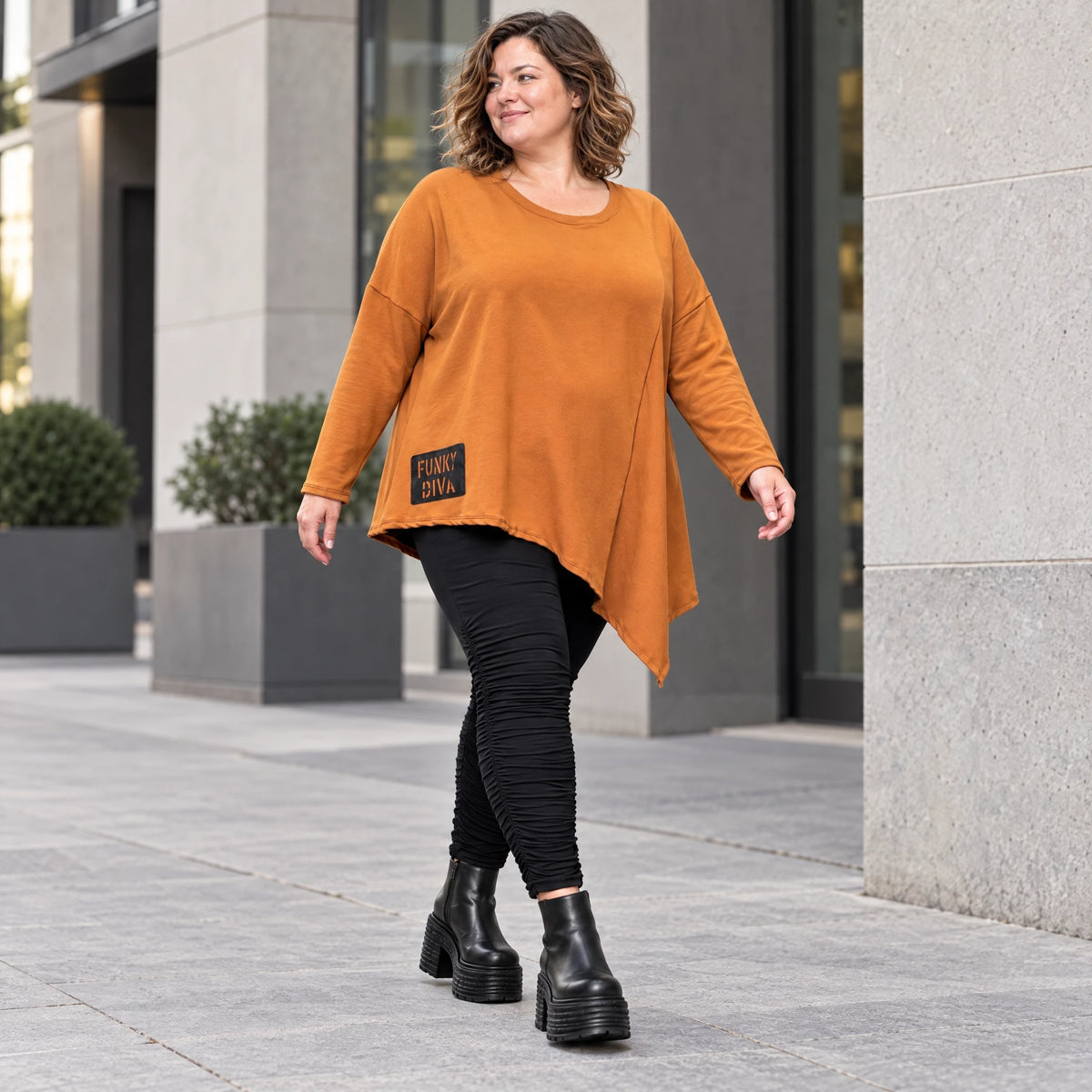 Langarmshirt in warmem Braun mit asymmetrischem Zipfelsaum aus feinem Stretchjersey