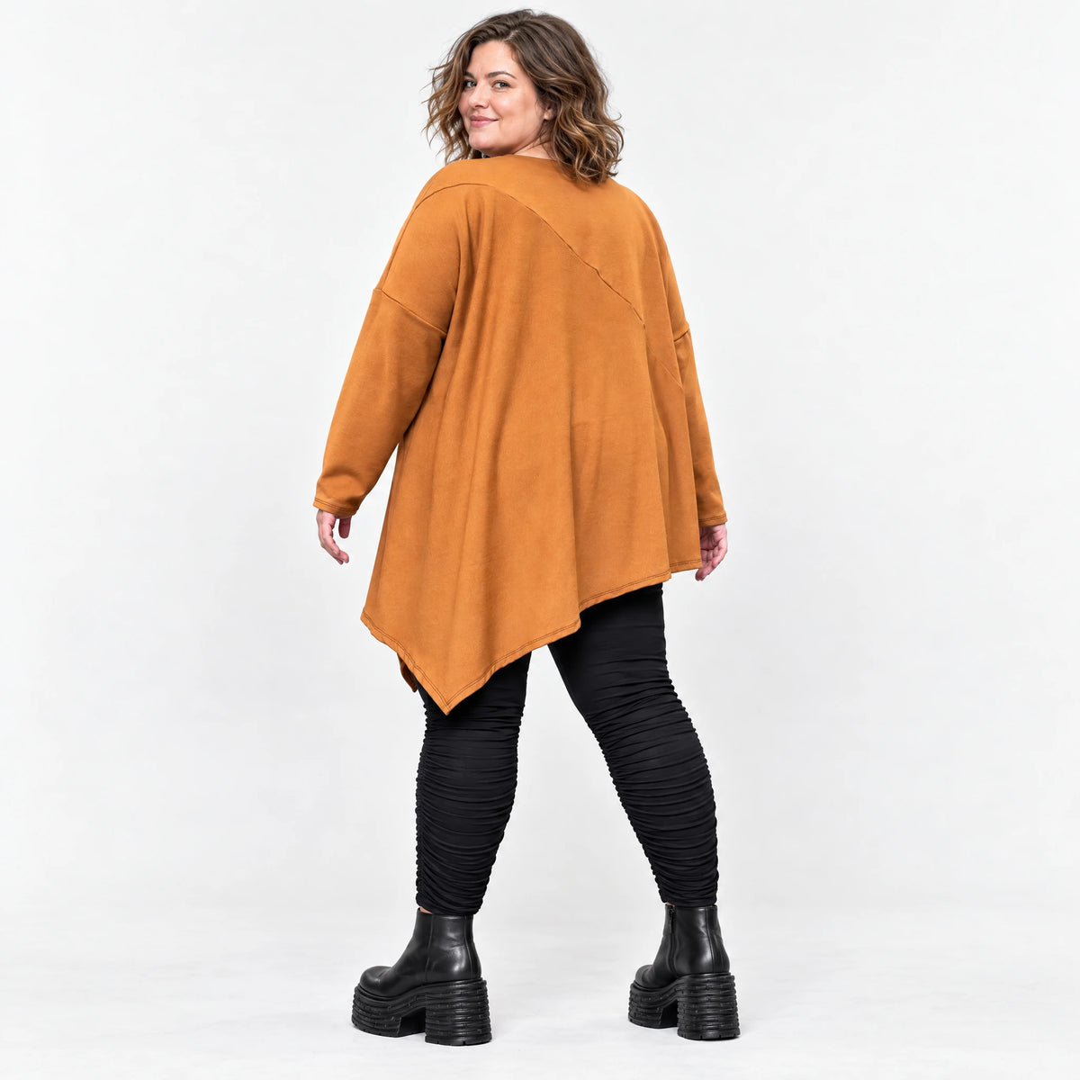Langarmshirt in warmem Braun mit asymmetrischem Zipfelsaum aus feinem Stretchjersey