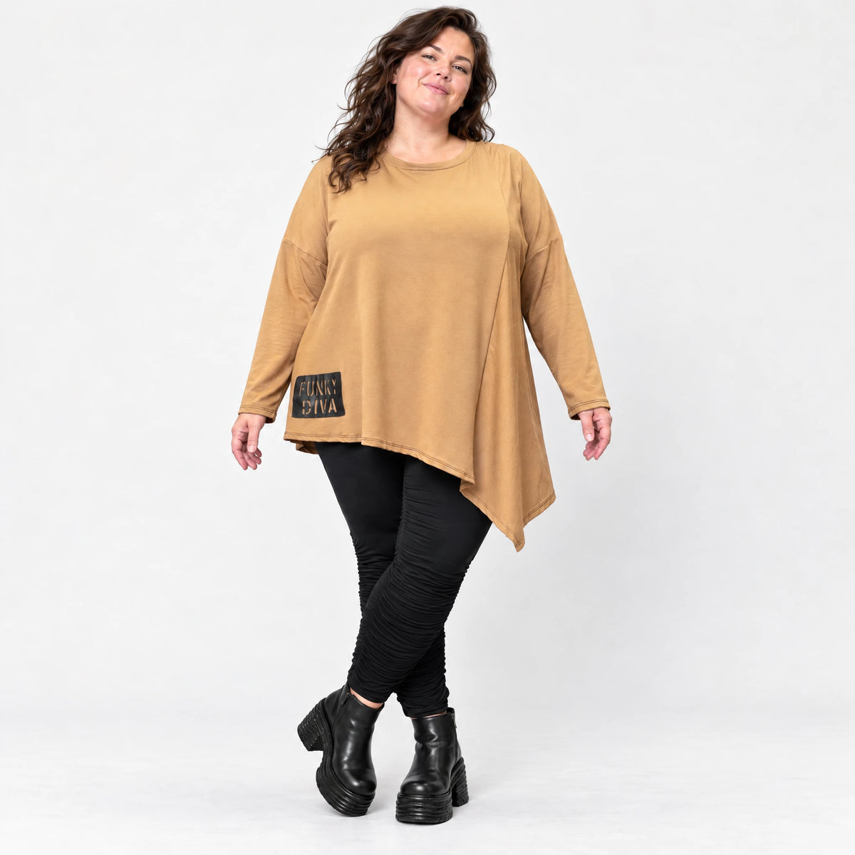 Warmes Langarmshirt in Camel mit asymmetrischem Zipfelsaum aus weichem Jersey mit Stretch