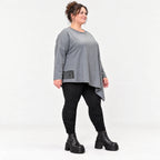 Langarmshirt in Grau mit asymmetrischem Schnitt und Zipfelsaum aus weichem Stretchjersey
