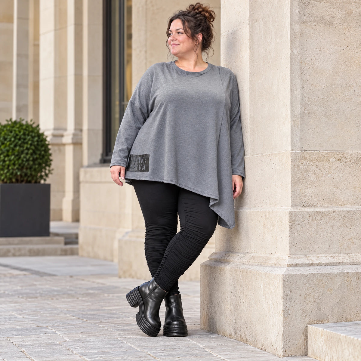 Langarmshirt in Grau mit asymmetrischem Schnitt und Zipfelsaum aus weichem Stretchjersey