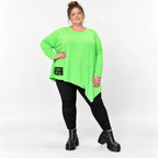 Langarmshirt in frischem Grün mit asymmetrischem Zipfelsaum aus weichem Stretchjersey