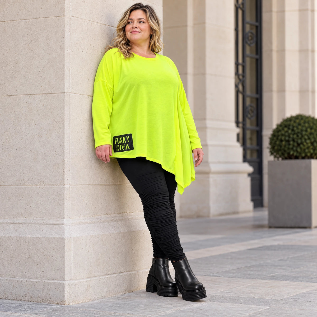 Langarmshirt in Neongelb mit asymmetrischem Zipfelsaum aus weichem Stretchjersey