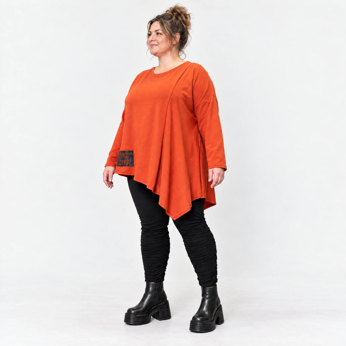 Langarmshirt in kräftigem Orange mit asymmetrischem Zipfelsaum aus weichem Stretchjersey