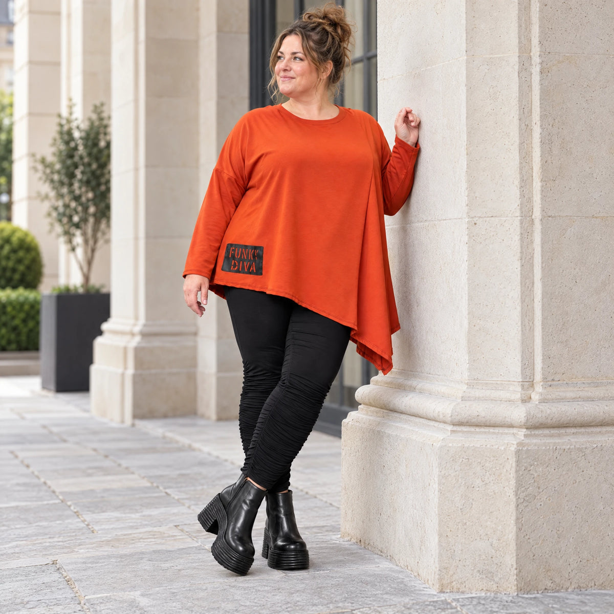 Langarmshirt in kräftigem Orange mit asymmetrischem Zipfelsaum aus weichem Stretchjersey